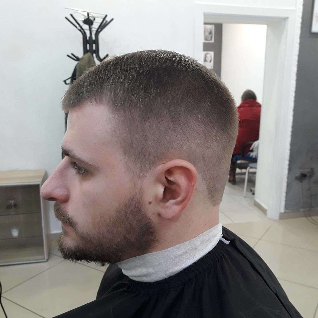 Мужская стрижка в парикмахерской